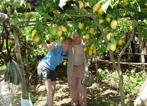 People manu  old guy undre lemons