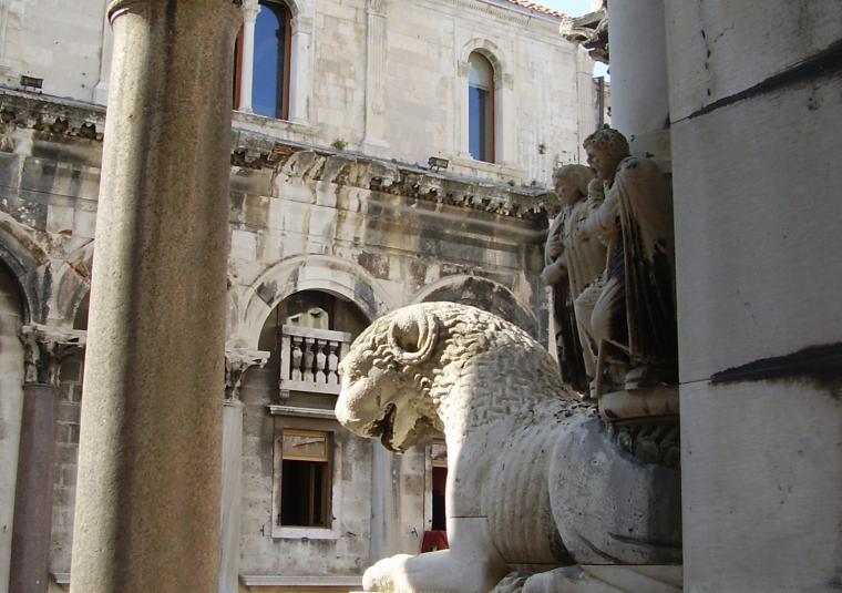 Split roman lion in palace